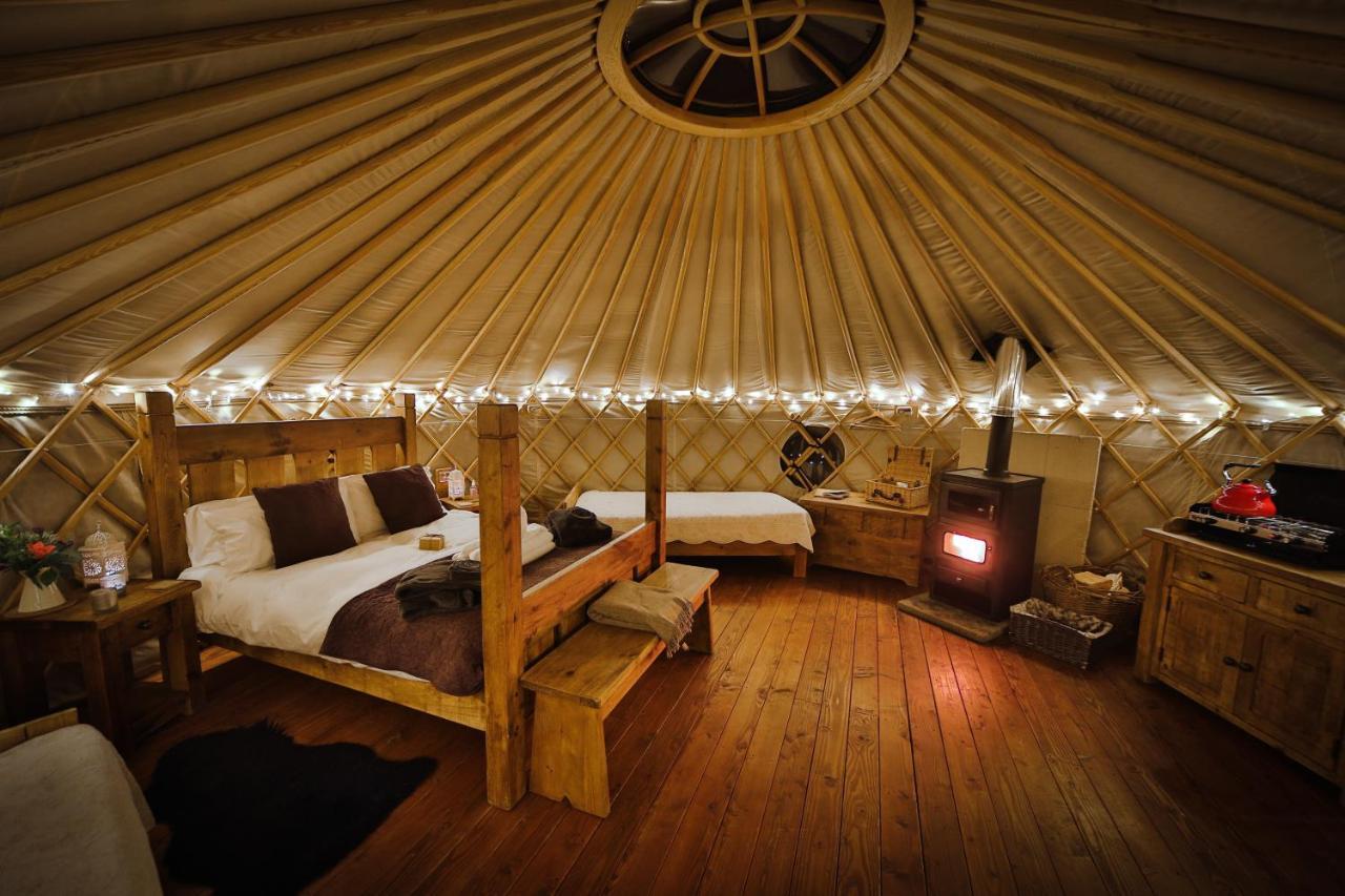Secret Cloud House Holidays Luxury Yurts With Hot Tubs Cauldon Exterior photo